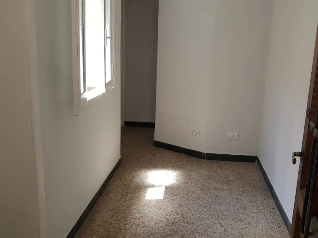 Foto de DEPARTAMENTO TIPO CASA, PRIMER PISO POR ESCALERA, 2 AMBIENTES CON, imagen 1