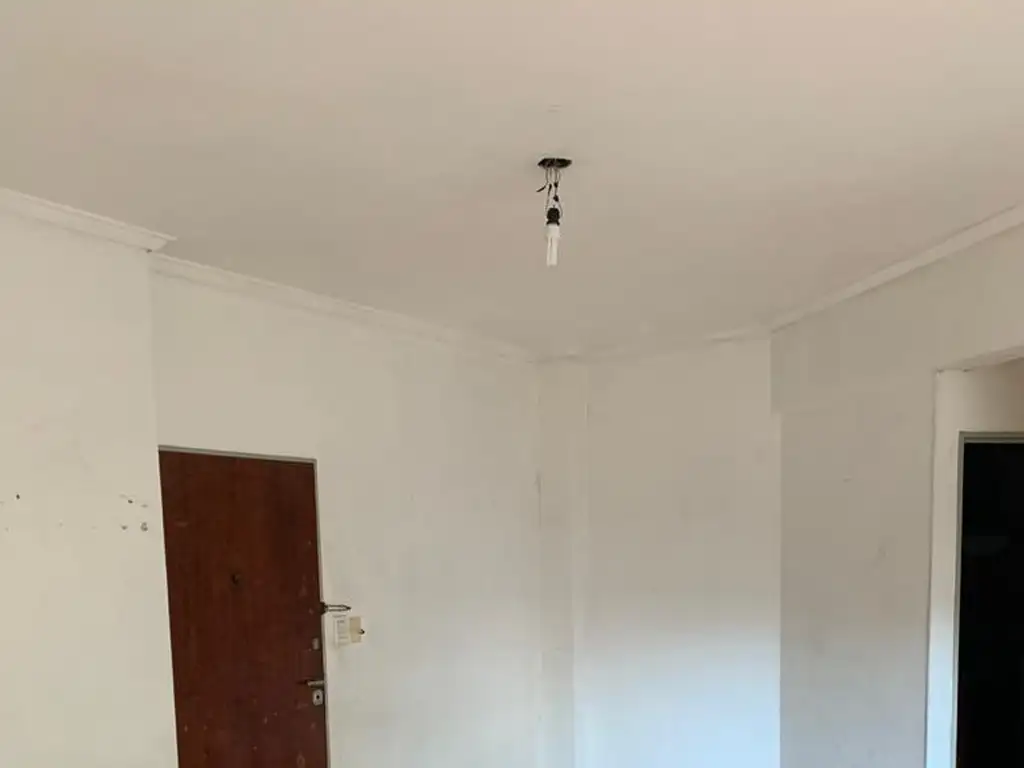 Foto de Es un 3 ambientes a la calle con balcón a mts de Av Rivadavia ,Muy, imagen 2