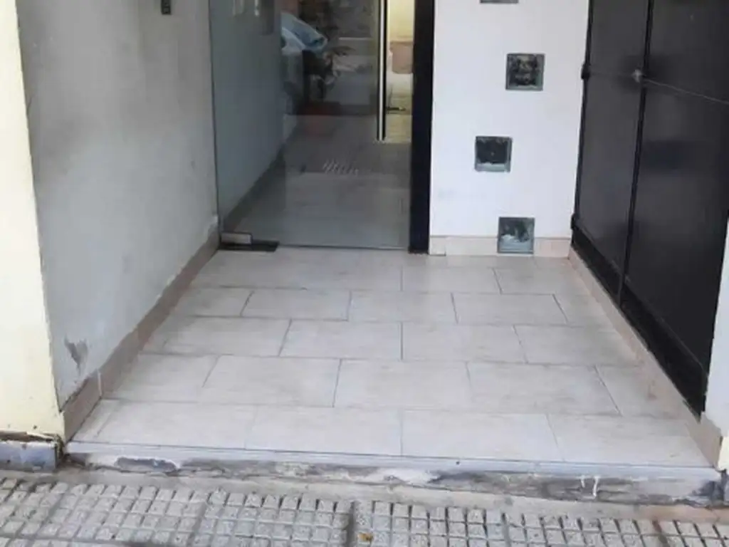 Foto de EXCELENTE DEP.TO TIPO CASA 4 AMBIENTES CONTRAFRENTE, imagen 2