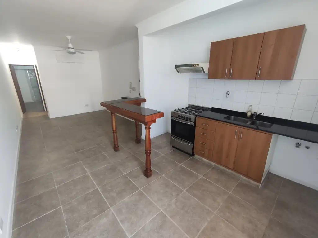 Foto de Alquiler de departamento 2 ambientes con patio y cochera, imagen 1