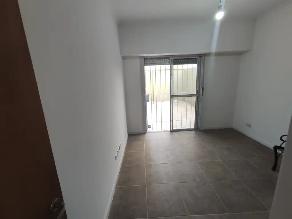 Foto de Alquiler de departamento 2 ambientes con patio y cochera, imagen 5