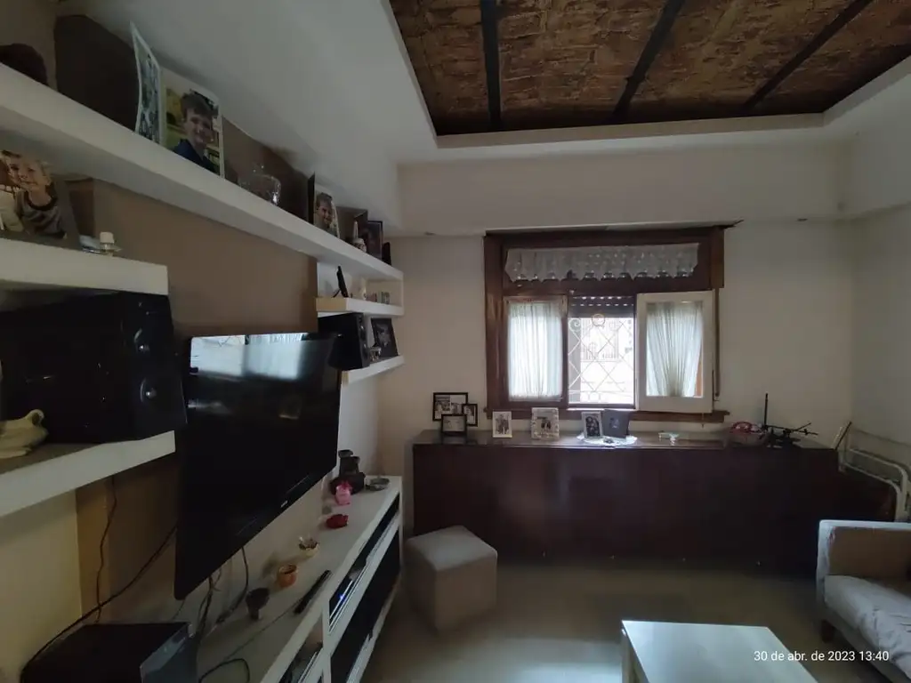Foto de VENTA DE EXCELENTE CASA - SANTANDER AL 2300 FLORES - USD220.000, imagen 2