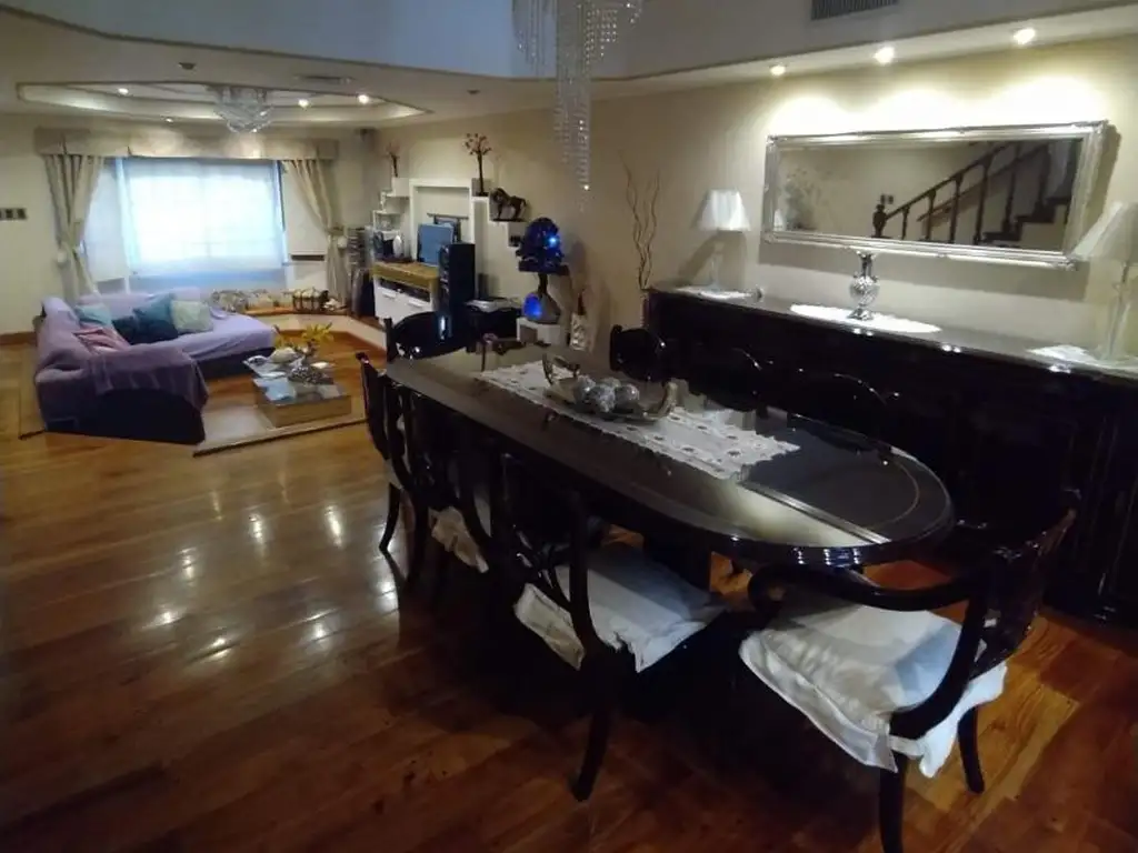 Foto de Casa De 5 Ambientes De 3 Pisos Con Quincho Y Pileta, imagen 1