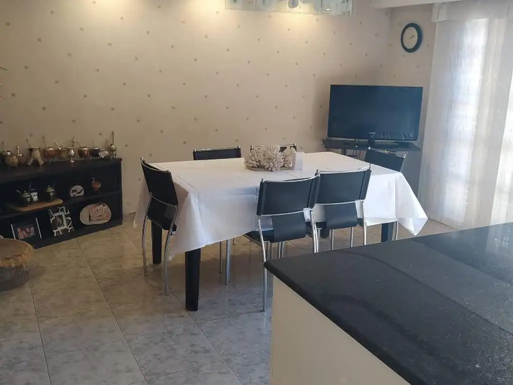 Foto de Casa De 5 Ambientes De 3 Pisos Con Quincho Y Pileta, imagen 4