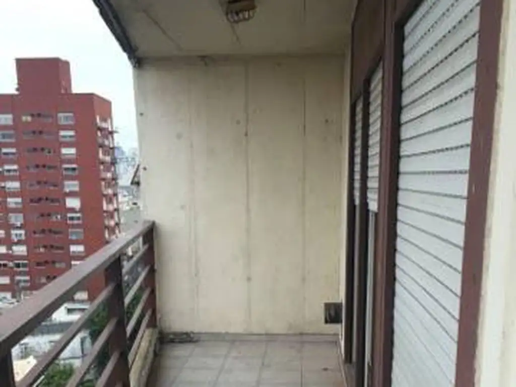Foto de 3 AMBIENTES AL FRENTE CON BALCON CORRIDO A METROS DE PARQUE LEZAMA, imagen 1