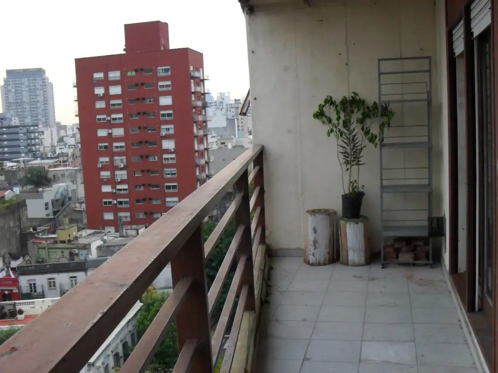 Foto de 3 AMBIENTES AL FRENTE CON BALCON CORRIDO A METROS DE PARQUE LEZAMA, imagen 2