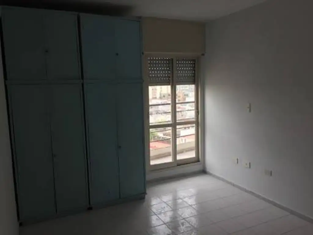 Foto de 3 AMBIENTES AL FRENTE CON BALCON CORRIDO A METROS DE PARQUE LEZAMA, imagen 4