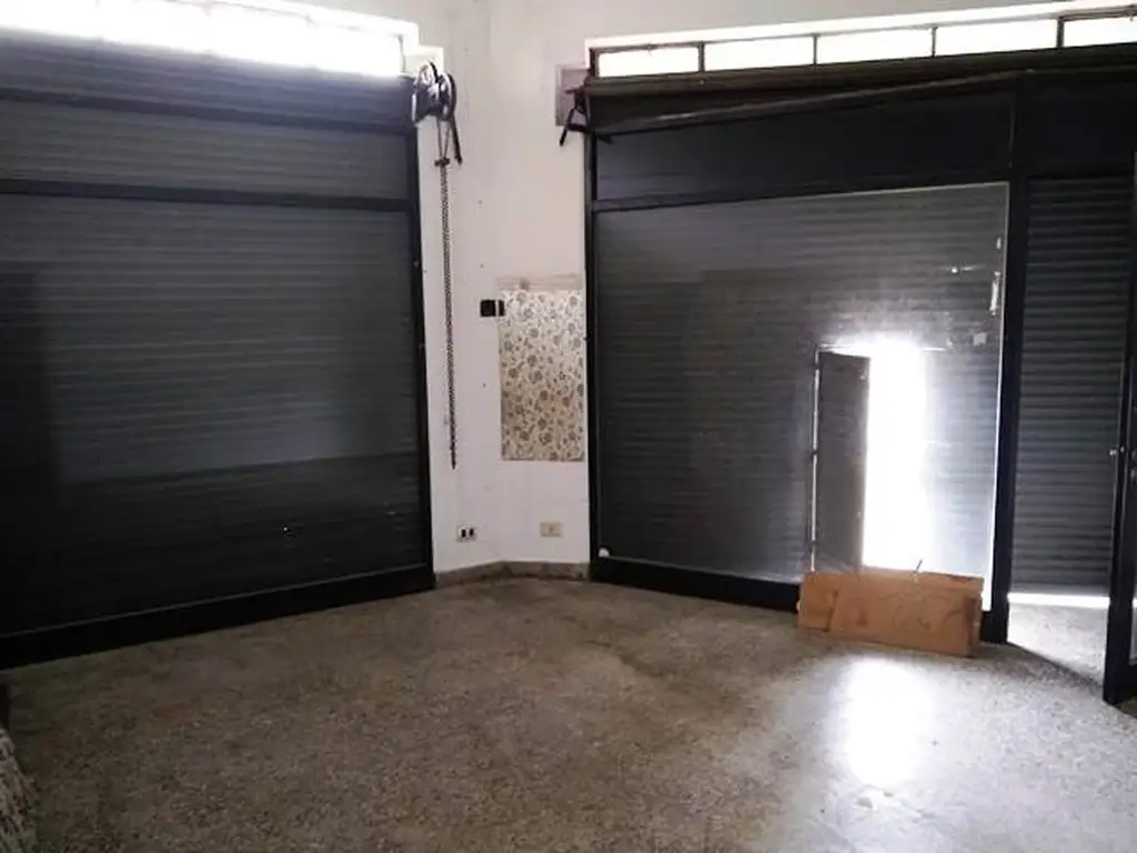 Foto de Local en ochava, con dos percianas y vidriera, Barrio San Nicolas. 30m2., imagen 1