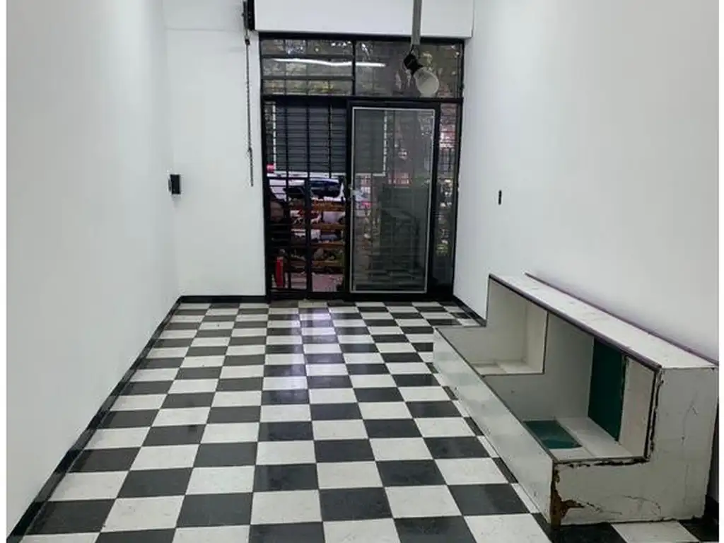 Foto de Local frente a plaza - 3x7 mts VENTA, imagen 2