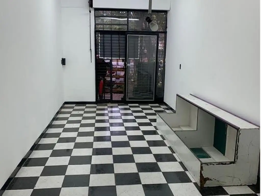Foto de Local frente a plaza - 3x7 mts VENTA, imagen 3