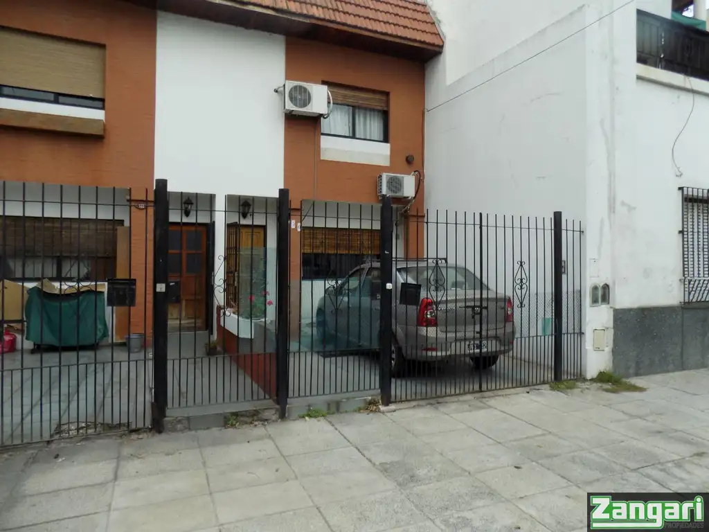 Foto de VENTA-TRIPLEX 4 AMB PATIO FONDO COCHERA 2 TZAS-PARQUE PATRICIOS, imagen 1