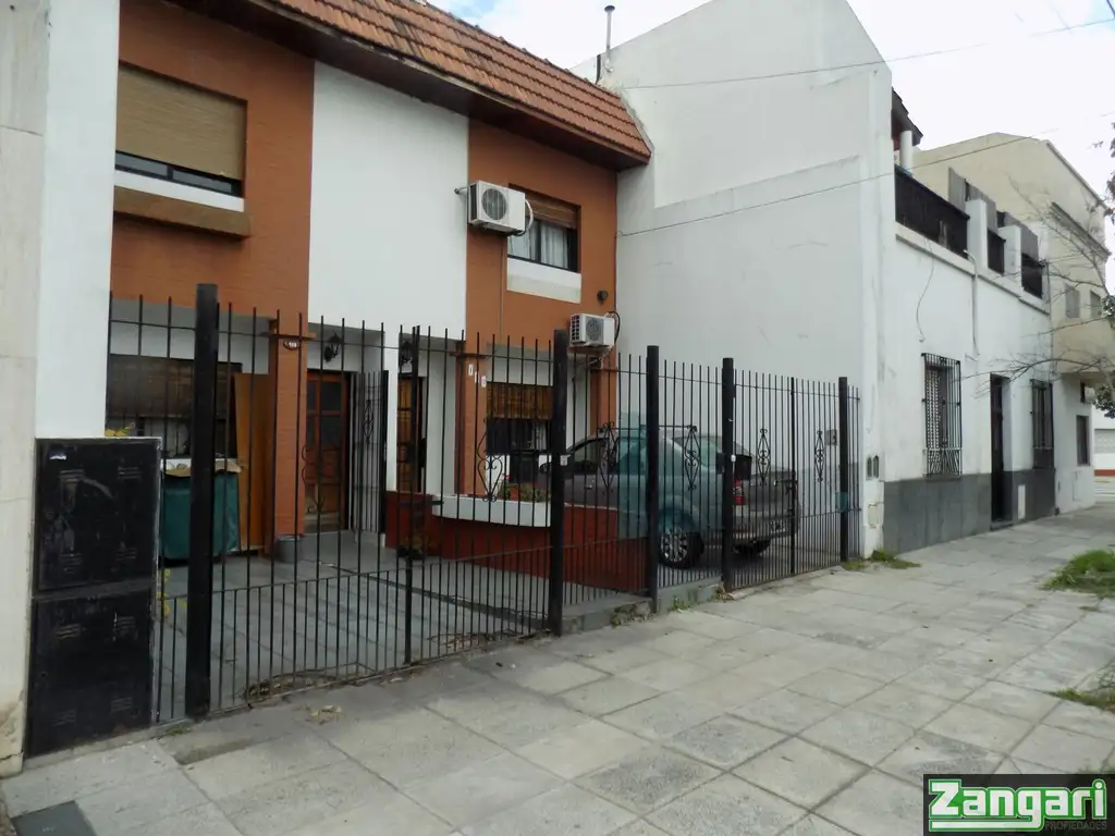 Foto de VENTA-TRIPLEX 4 AMB PATIO FONDO COCHERA 2 TZAS-PARQUE PATRICIOS, imagen 2