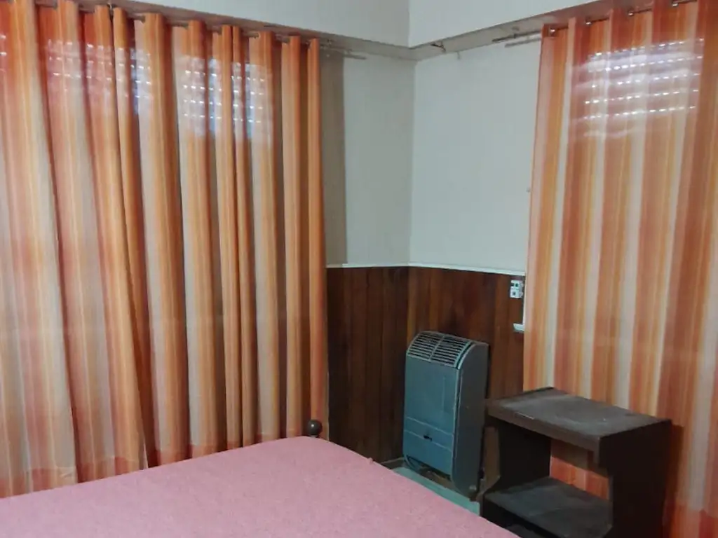 Foto de ALQUILO CHALET Z/CENTRO ENTRADA Y ESPACIO PARA AUTOS Y FONDO: A2189, imagen 3
