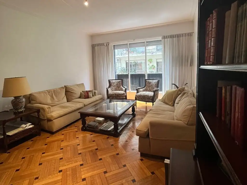Foto de DEPARTAMENTO 4 AMBIENTES. Con entrada y habitación de servicio. Recoleta, imagen 1