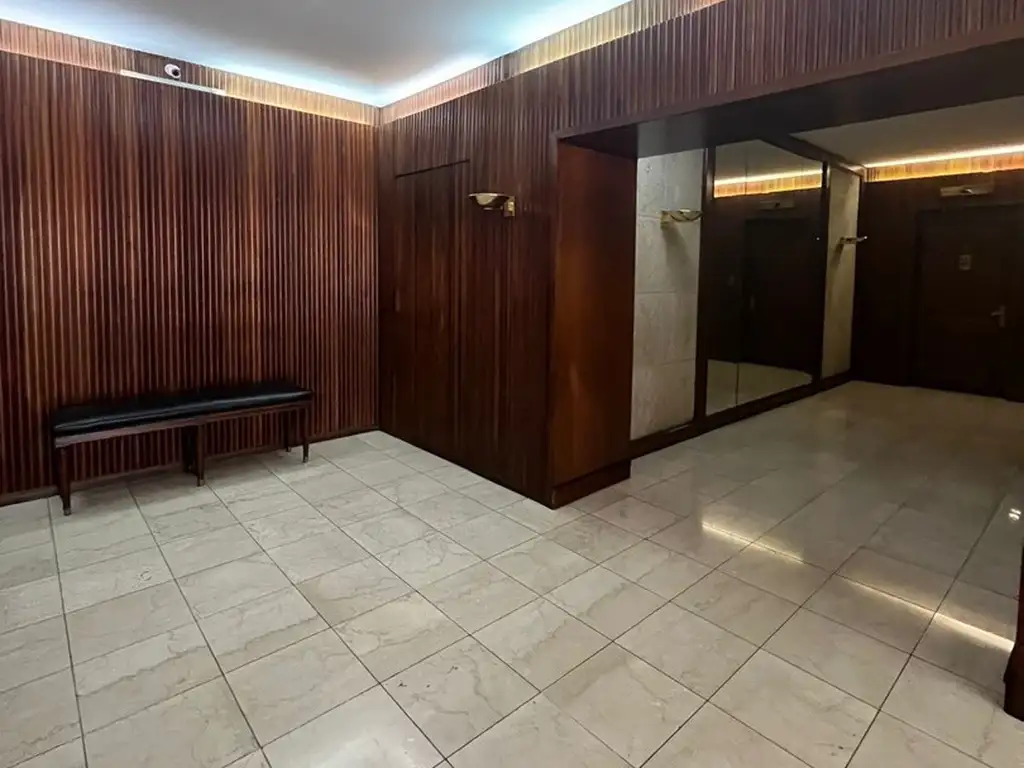 Foto de DEPARTAMENTO 4 AMBIENTES. Con entrada y habitación de servicio. Recoleta, imagen 2