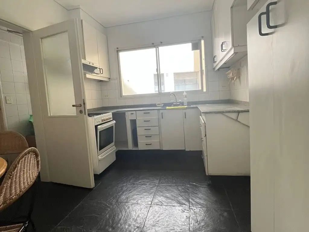 Foto de DEPARTAMENTO 4 AMBIENTES. Con entrada y habitación de servicio. Recoleta, imagen 3