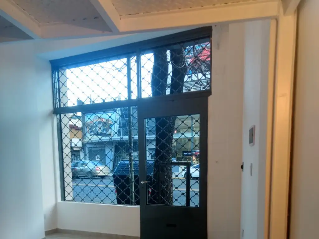 Foto de LOCAL EN ALQUILER IMPECABLE CON ENTREPISO BAÑO ANTE BAÑO Y COCINA CON, imagen 4