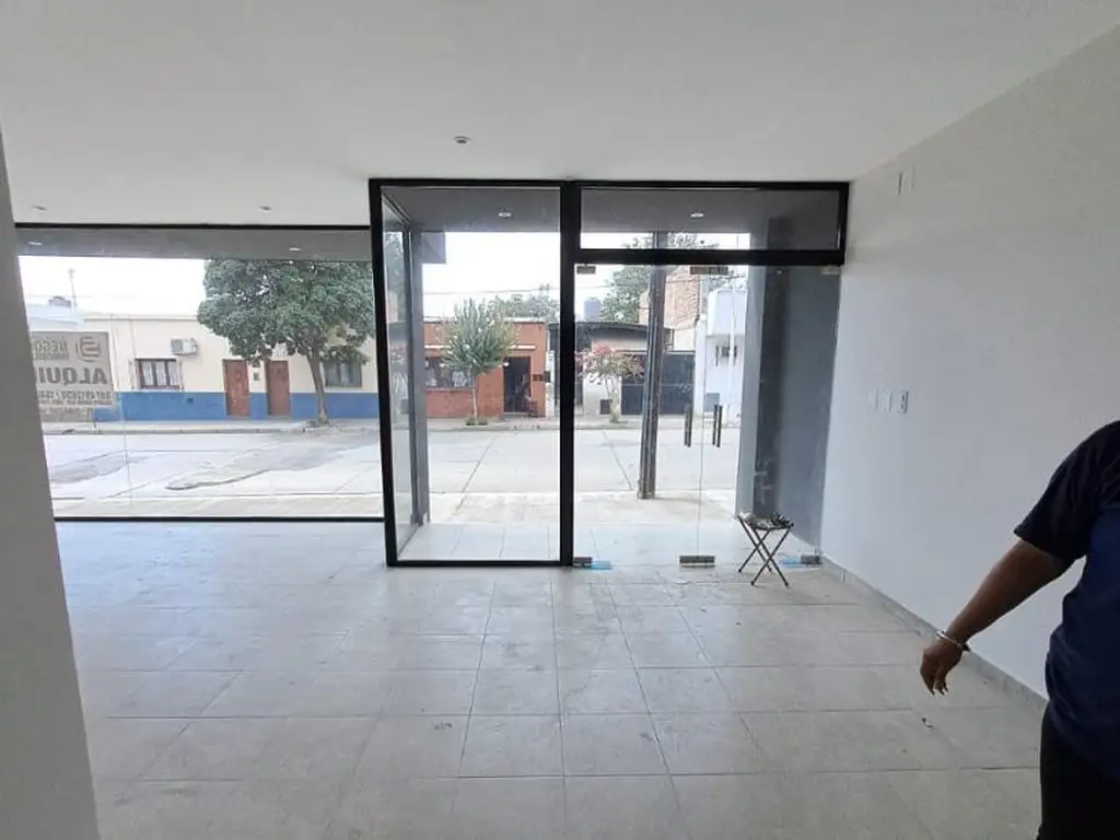 Foto de EN ALQUILER GALPON CON SALON DE VENTA EXCELENTE UBICACION, imagen 2