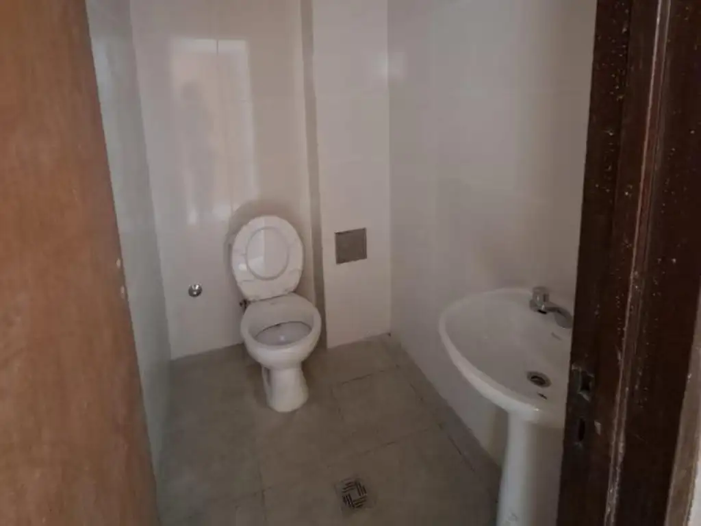 Foto de EN ALQUILER GALPON CON SALON DE VENTA EXCELENTE UBICACION, imagen 5