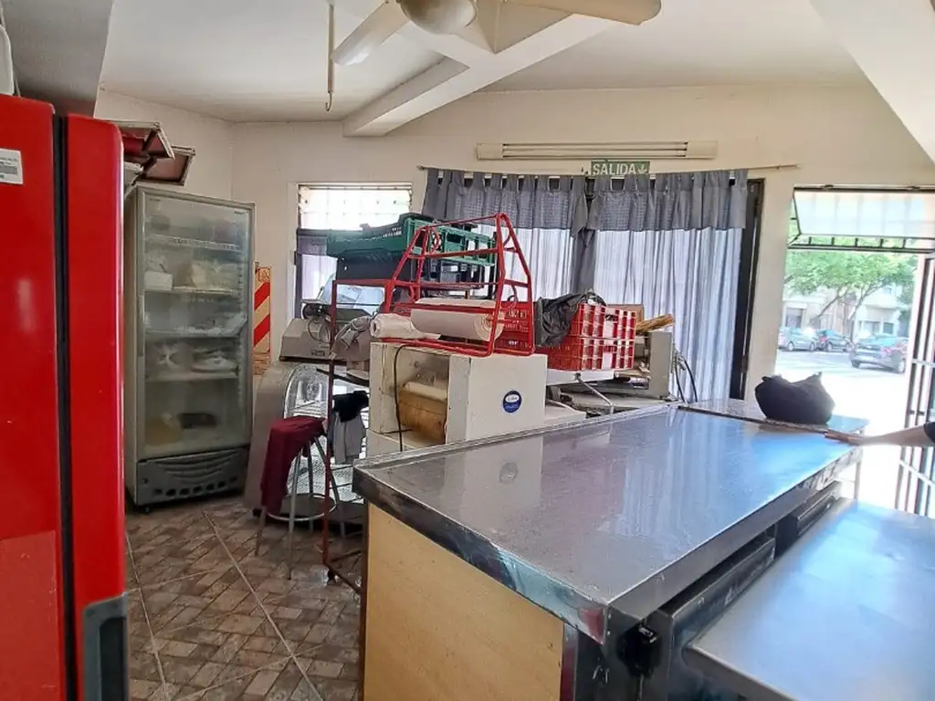 Foto de VENDE LOCAL EN ESQUINA EN VILLA GERAL MITRE CON MOBILIARIO, imagen 1