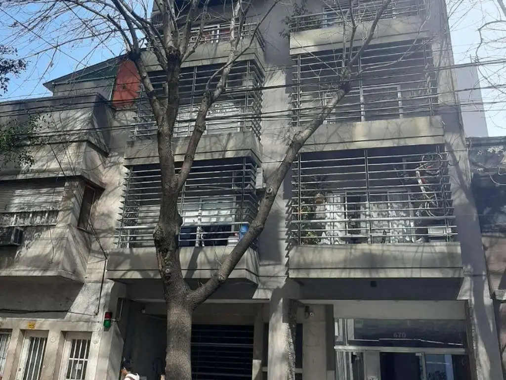 Foto de Alquiler de piso al frente de 4 ambientes con balcón terraza y 2, imagen 1
