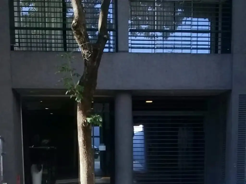 Foto de RETASADO - AMPLIO MONOAMBIENTE CON ESPACIO GUARDACOCHE AL CFTE BALCON, imagen 1