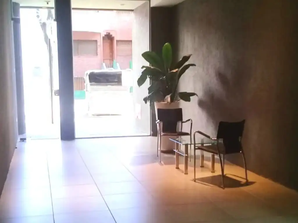 Foto de RETASADO - AMPLIO MONOAMBIENTE CON ESPACIO GUARDACOCHE AL CFTE BALCON, imagen 2
