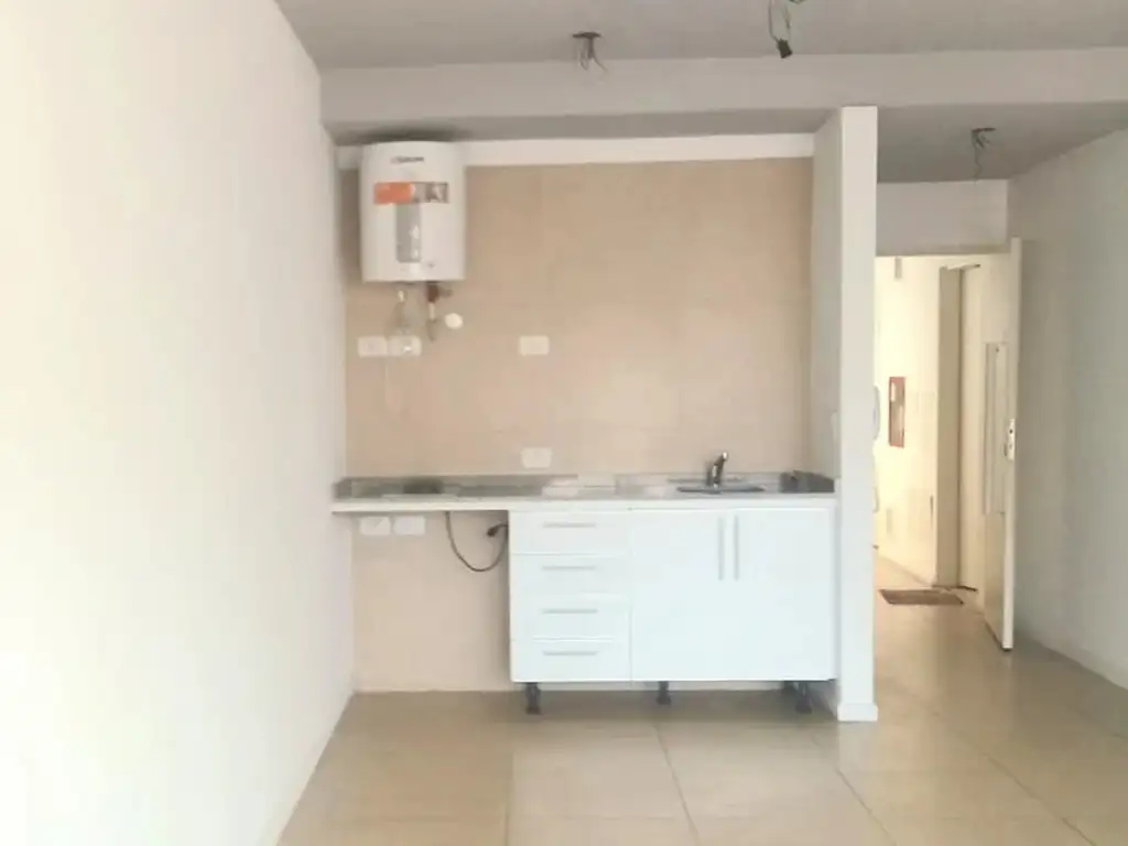 Foto de RETASADO - AMPLIO MONOAMBIENTE CON ESPACIO GUARDACOCHE AL CFTE BALCON, imagen 5