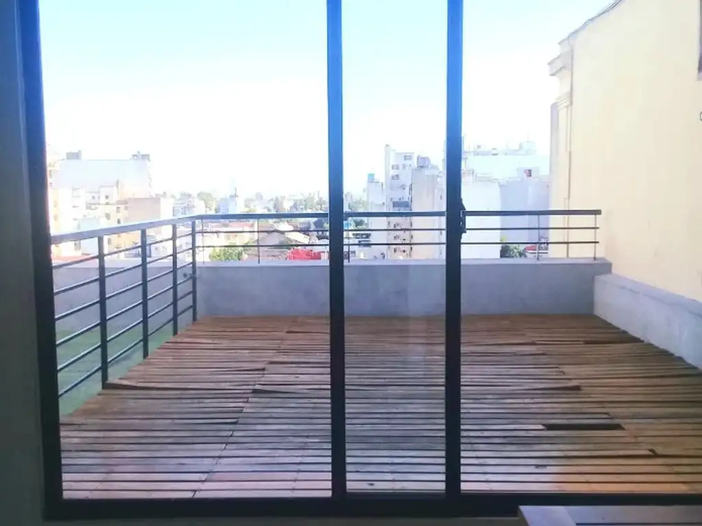 Foto de RETASADO - AMPLIO MONOAMBIENTE CON ESPACIO GUARDACOCHE AL CFTE BALCON, imagen 3