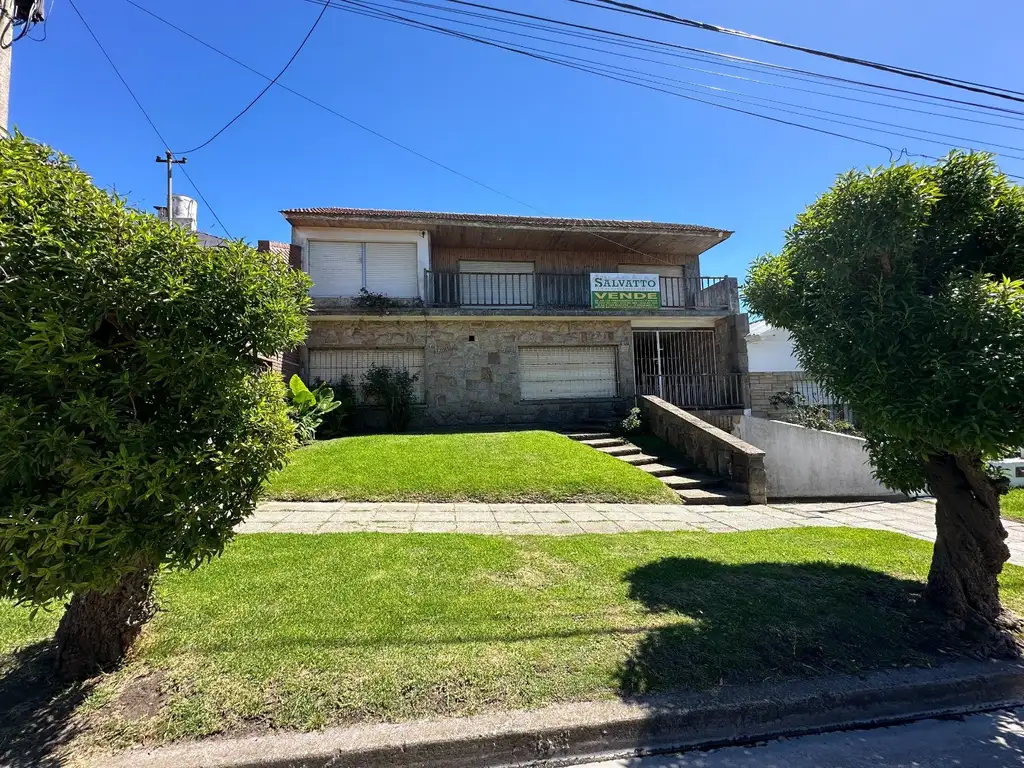 Foto de IMPORTANTE CHALET DE 5 AMBIENTES A 1 CUADRA DEL MAR EN PUNTA MOGOTES, imagen 1