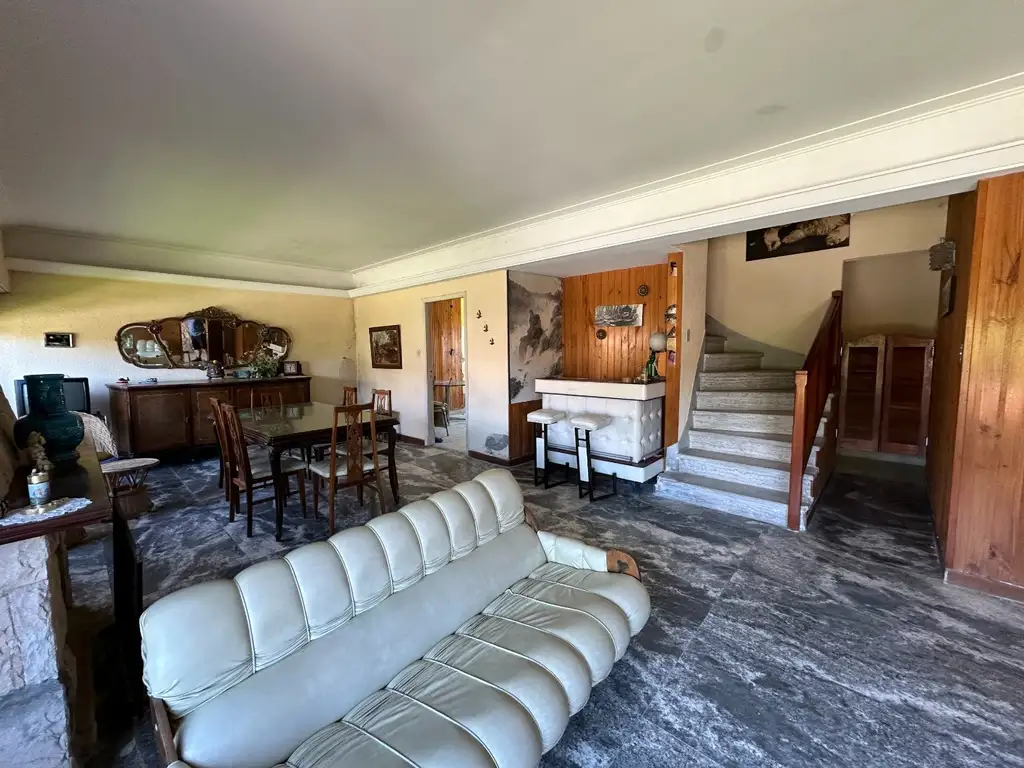 Foto de IMPORTANTE CHALET DE 5 AMBIENTES A 1 CUADRA DEL MAR EN PUNTA MOGOTES, imagen 2