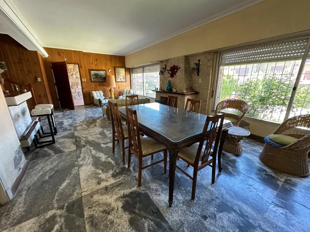 Foto de IMPORTANTE CHALET DE 5 AMBIENTES A 1 CUADRA DEL MAR EN PUNTA MOGOTES, imagen 4