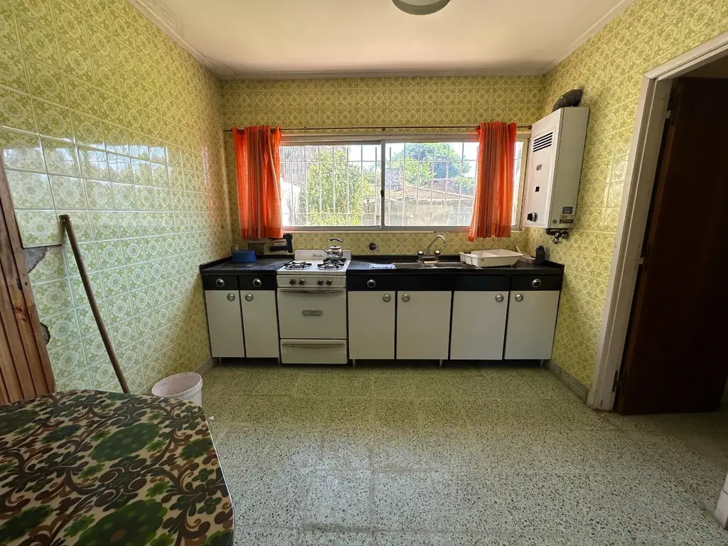 Foto de IMPORTANTE CHALET DE 5 AMBIENTES A 1 CUADRA DEL MAR EN PUNTA MOGOTES, imagen 3