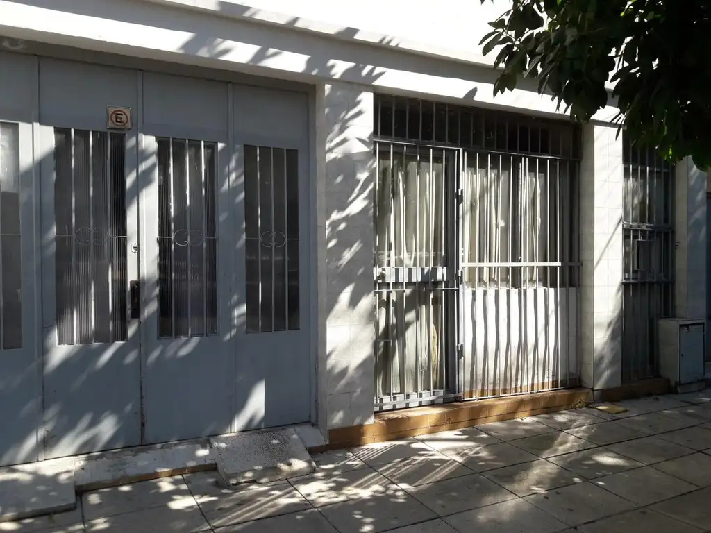 Foto de DEPARTAMENTO PH TIPO CASA FRENTE. 9 AMBIENTES. 3 BAÑOS, imagen 2