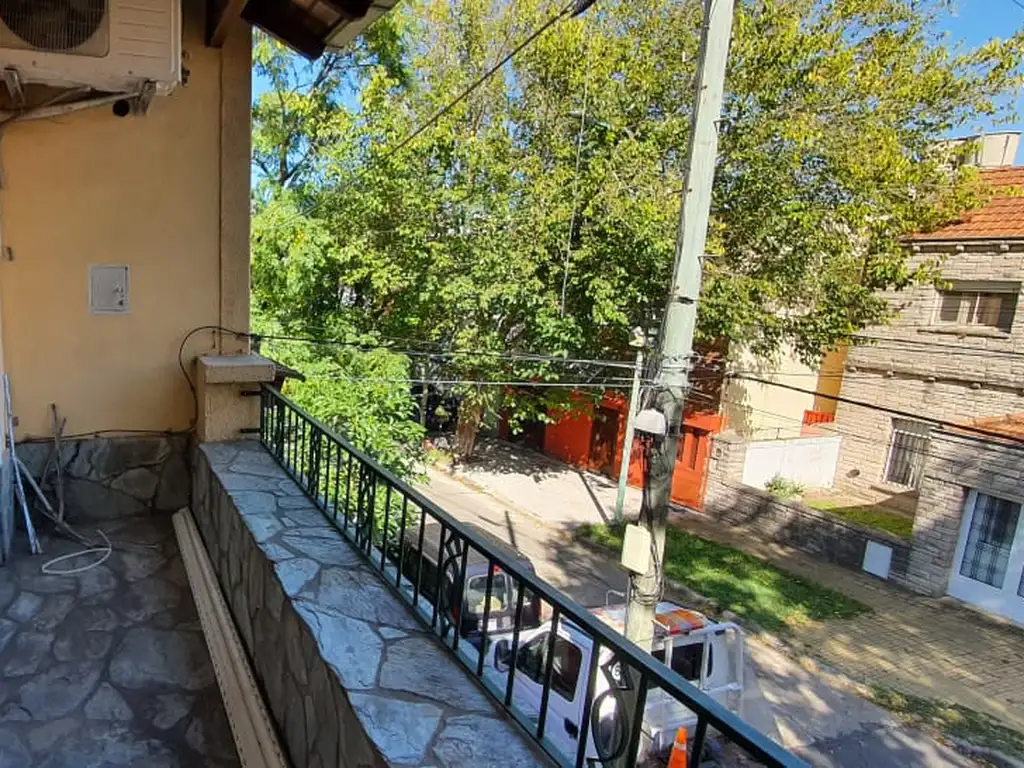 Foto de MUY BUEN PISO EN PLANTA ALTA C/TERRAZA Y PARRILLA (SIN EXPENSAS), imagen 3