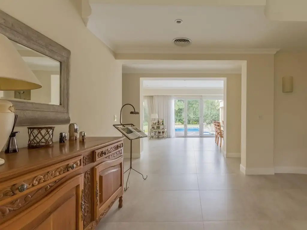 Casa 6 ambientes en lote interno de exclusivo barrio cerrado