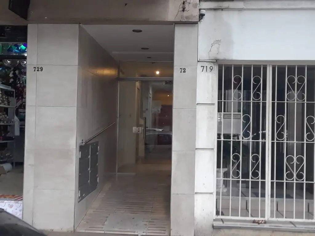 Foto de DOS AMBIENTES CONTRAFRENTE CON BALCON BAÑO Y COCINA COMPLETOS LUMINOSO, imagen 2