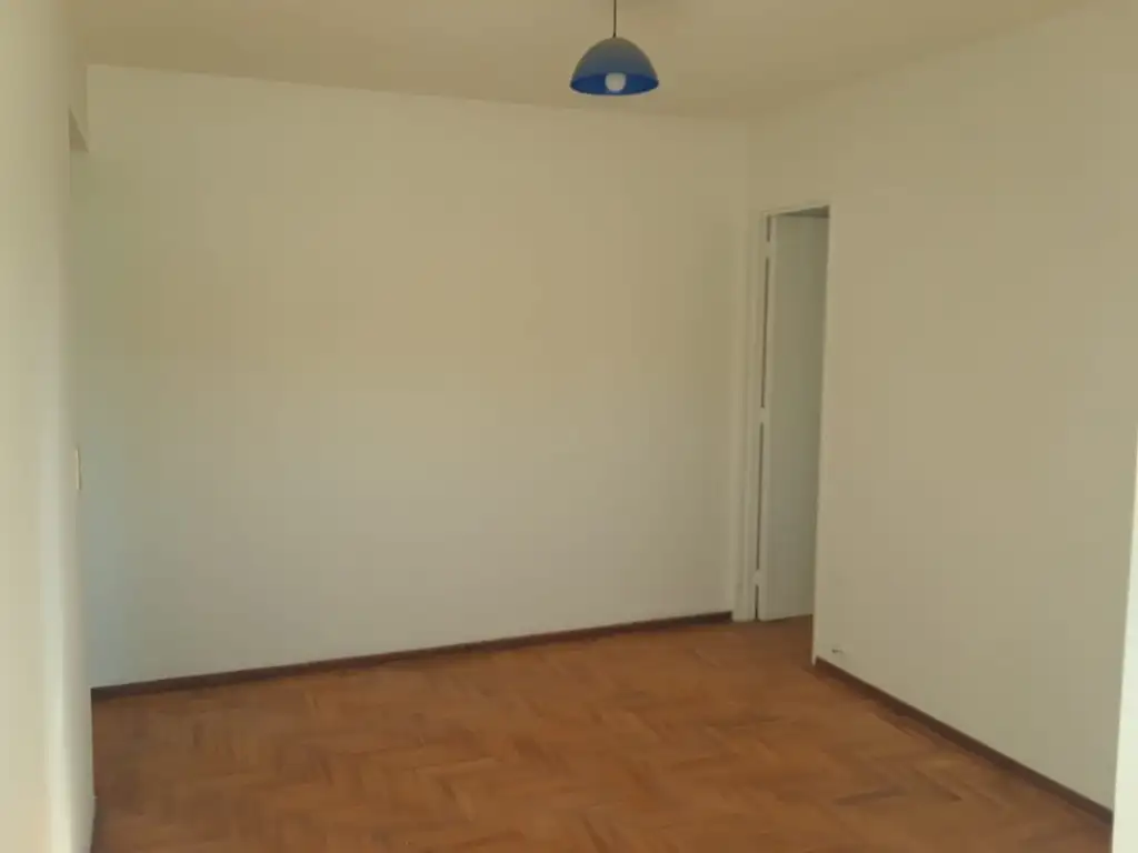 Foto de DOS AMBIENTES CONTRAFRENTE CON BALCON BAÑO Y COCINA COMPLETOS LUMINOSO, imagen 1