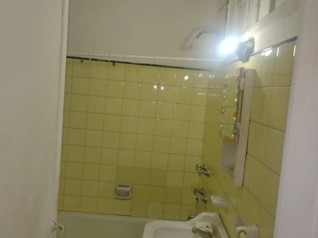 Foto de DEPARTAMENTO 2 AMBIENTES INTERNO 2º PISO X ASCENSOR, imagen 2