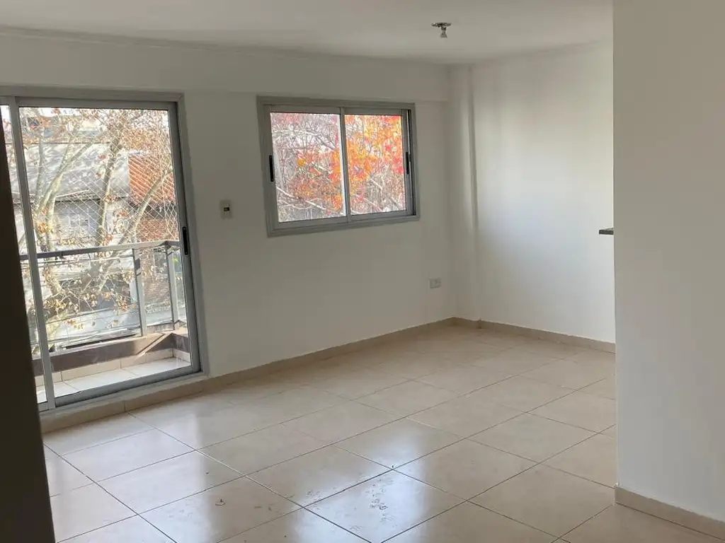 Foto de SEMIPISO 3 ambientes / cochera para auto mediano/chico y terraza propia, imagen 2