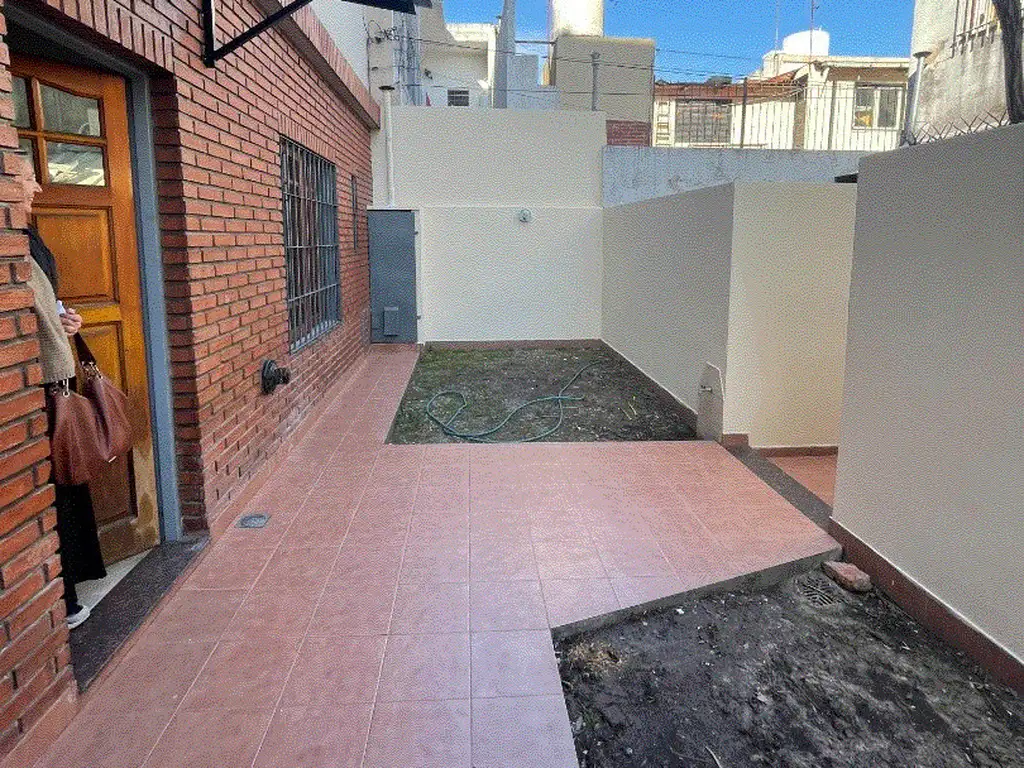Foto de EXCELENTE DUPLEX 3 AMBIENTES CONTRAFRENTE, POSEE AMPLIO PATIO, UBICADO, imagen 4