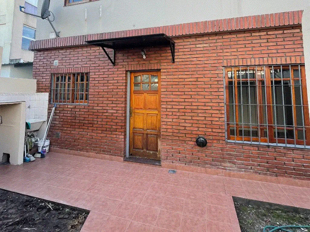 Foto de EXCELENTE DUPLEX 3 AMBIENTES CONTRAFRENTE, POSEE AMPLIO PATIO, UBICADO, imagen 3
