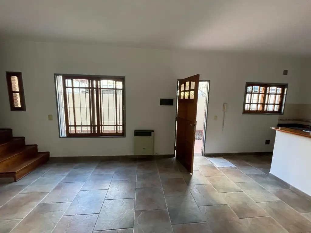 Foto de EXCELENTE DUPLEX 3 AMBIENTES CONTRAFRENTE, POSEE AMPLIO PATIO, UBICADO, imagen 5