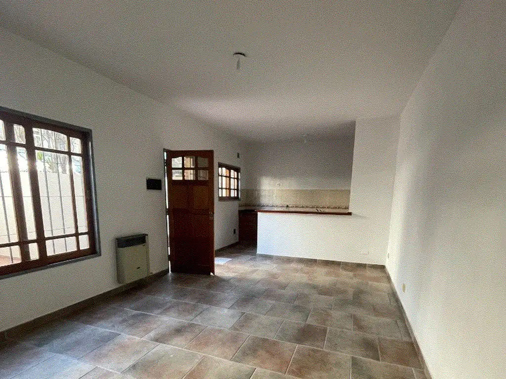 Foto de EXCELENTE DUPLEX 3 AMBIENTES CONTRAFRENTE, POSEE AMPLIO PATIO, UBICADO, imagen 2