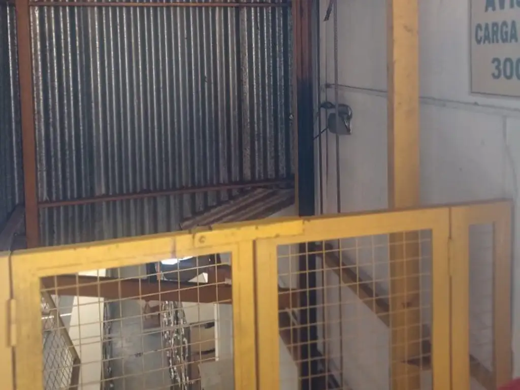 Foto de EXCELENTE GALPON 640M2 CON OFICINAS ZONA INDUSTRIAL DOS PLANTAS, imagen 4