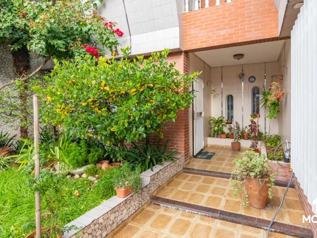 Foto de CHALET 4 AMB EN DOS PLANTAS CON COCHERA PASANTE EN INMEJORABLE ZONA., imagen 1