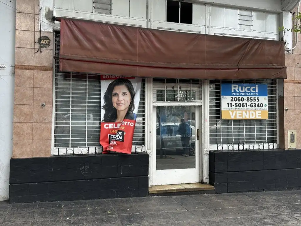 Foto de LOCAL SOBRE AVENIDA DIRECTORIO EXCELENTE ZONA DE 42M2 CON ENTREPISO, imagen 1