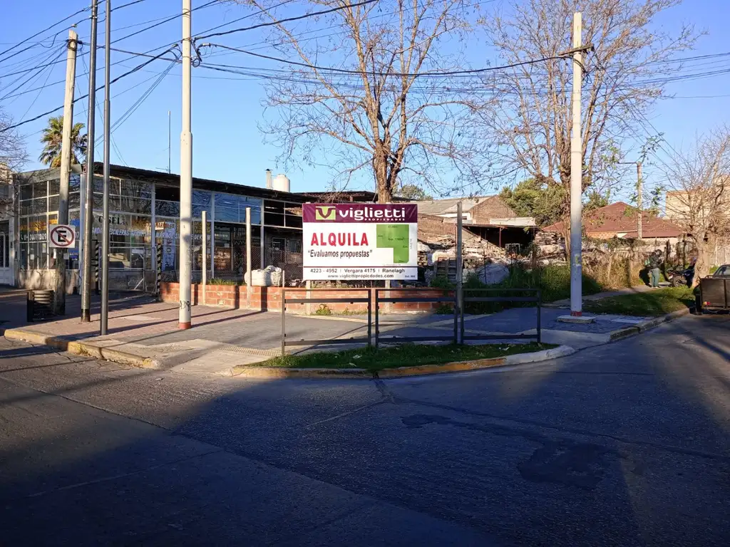 Foto de EXCELENTE ESQUINA EN ALQUILER SOBRE AVENIDA DE BERAZATEGUI U$S 3.000.-, imagen 1