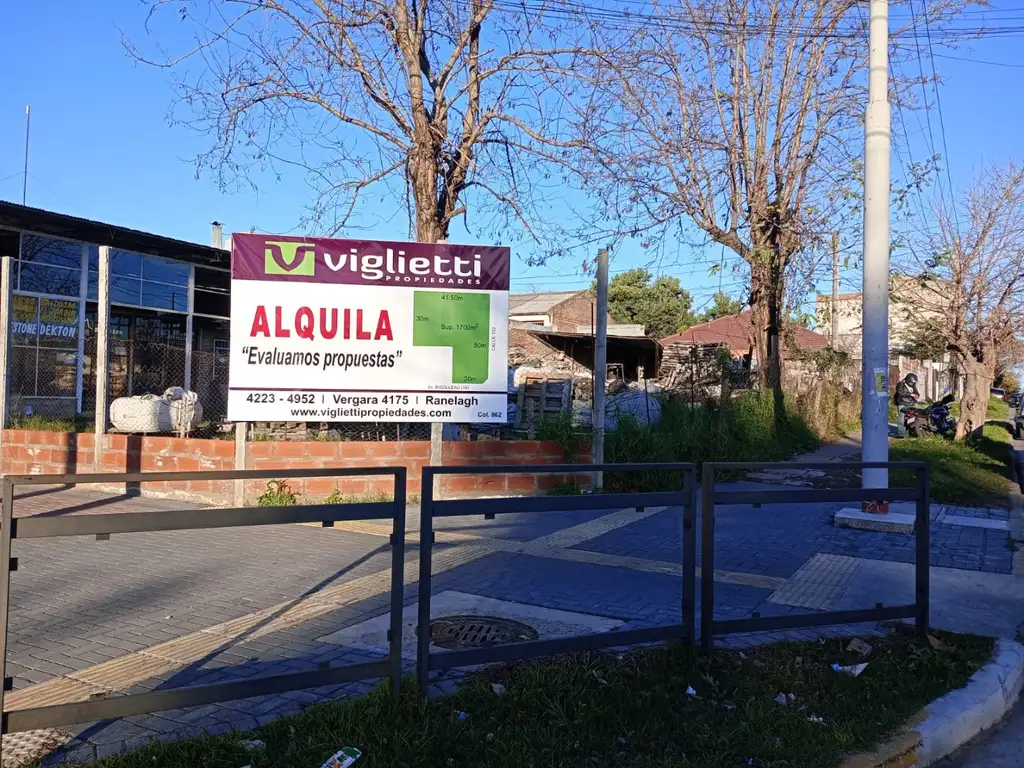 Foto de EXCELENTE ESQUINA EN ALQUILER SOBRE AVENIDA DE BERAZATEGUI U$S 3.000.-, imagen 2