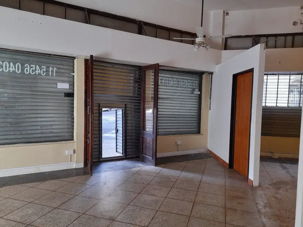 Foto de RETASADA - CASA CON LOCAL Y SOTANO Y GRAN TERRAZA - EXCELENTE ESQUINA, imagen 1